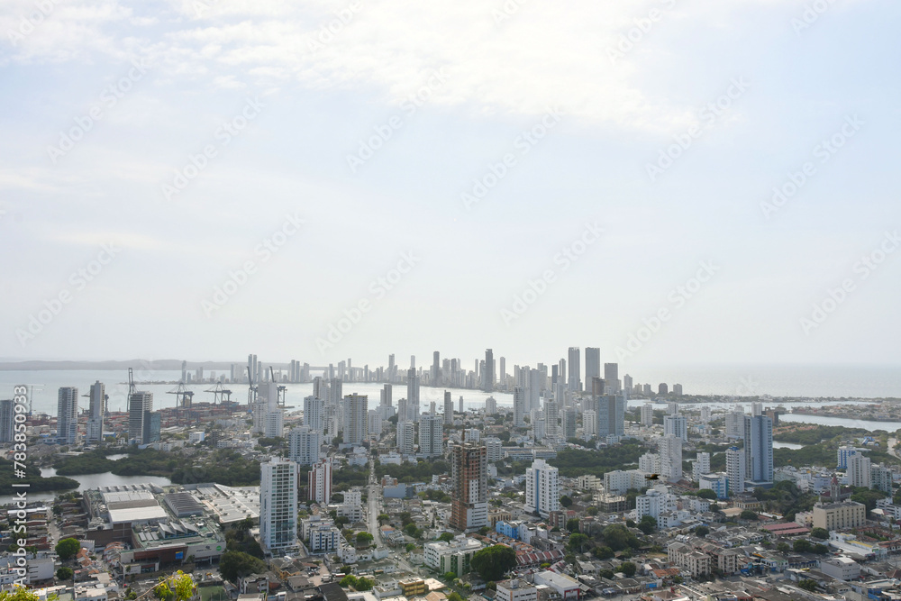 Fototapeta premium Toma Aérea de la ciudad de Cartagena de Indias en Colombia, plano a 45 grados.