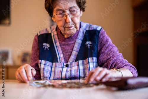 Seniorin zählt ihr Geld photo