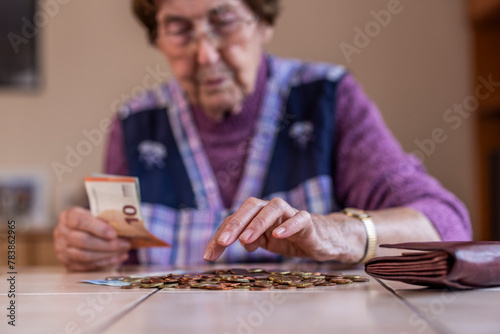 Seniorin zählt ihr Geld, Symbolbild für Armut und Altersarmut photo