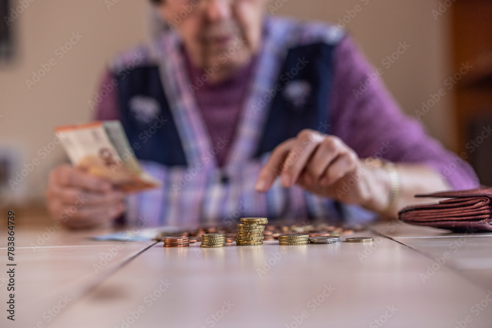 Seniorin zählt Geld Seniorin zählt Geld