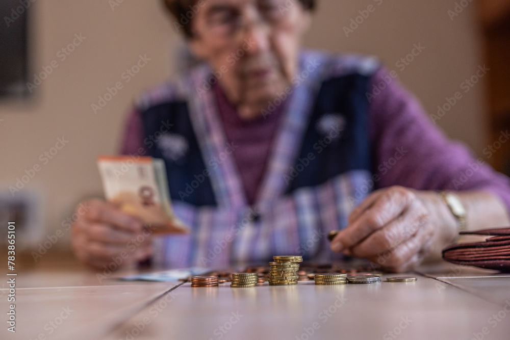 Seniorin zählt Geld Seniorin zählt Geld