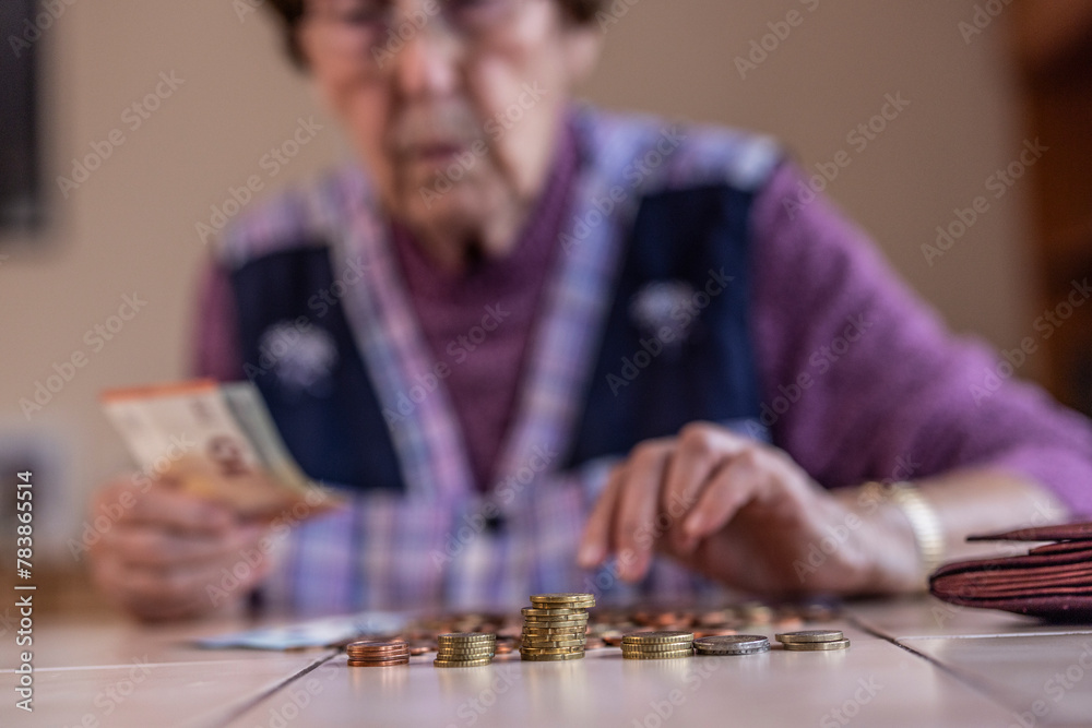 Seniorin zählt Geld Seniorin zählt Geld
