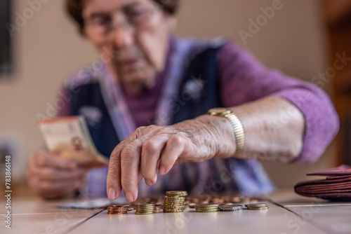 Seniorin zählt Geld photo