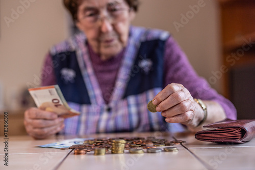 Seniorin zählt Geld