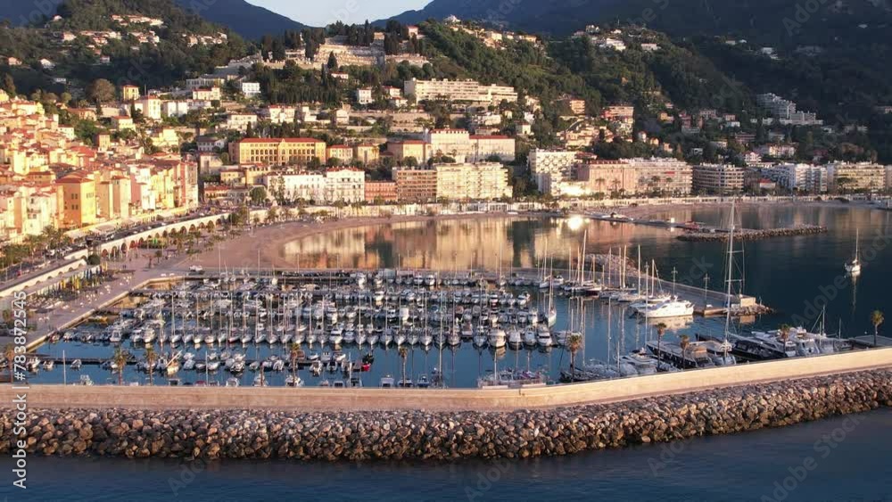 un de printemps matin sur la vieille ville et le vieux port de Menton - Alpes Maritimes