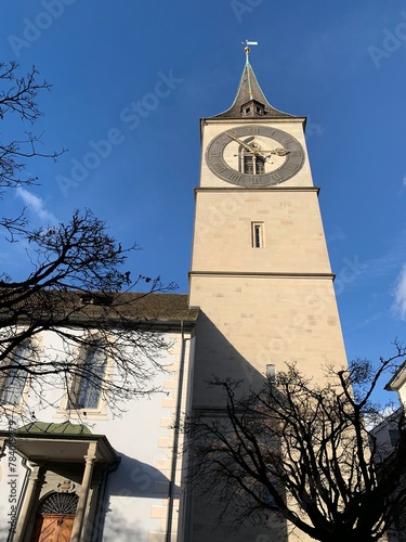 Kirche St. Peter /Kirchturm in der Altstadt / Stadtzentrum der Stadt Zürich - Schweiz - Hochformat