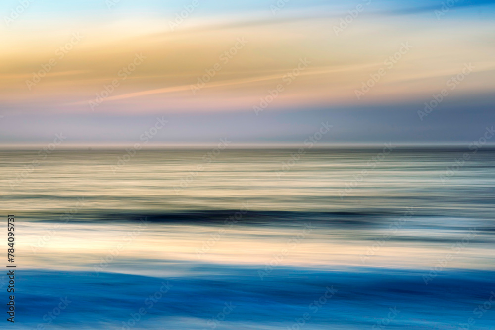 Obraz premium Long exposure over ocean, sky, waves
