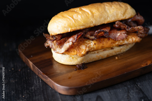 Obraz na płótnie american bacon and eggs breakfast sandwich w salonie