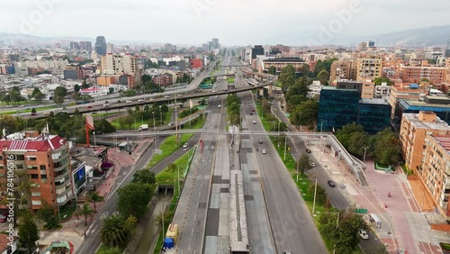 Panorámica aérea de la intersección de puentes de la calle 92 en Bogotá - Colombia, con carros, transporte y edificios que rodean la autopista norte. photo