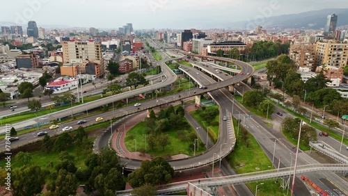 Panorámica aérea de la intersección de puentes de la calle 92 en Bogotá - Colombia, con carros y los edificios que rodean las avenidas de la autopista norte y la calle 30 photo