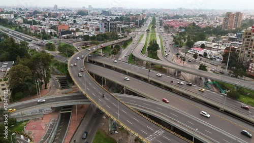 Panorámica aérea de la intersección de puentes de la calle 92 en Bogotá - Colombia, con carros y los edificios que rodean las avenidas de la autopista norte y la calle 30 photo