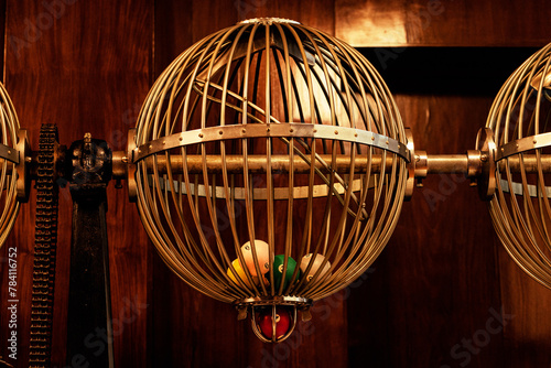 Fotografia Globo para sorteio manual com bolas de bilhar coloridas.