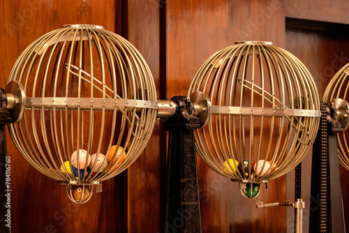 Quadro em tela Globo para sorteio manual com bolas de bilhar coloridas.