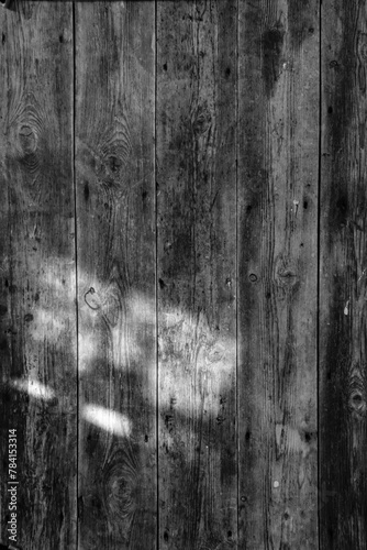 木漏れ日が差し込んだ木製壁の背景イメージ　古びた木製板を使用した板壁の背景