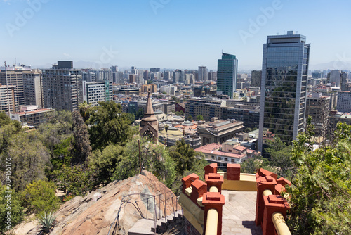 Vista panorâmica de Santiago a partir do Castelo Hidalgo no Cerro Santa Lucía. A torre do castelo em primeiro plano destaca-se na paisagem urbana da cidade. Ideal para turismo e viagens photo