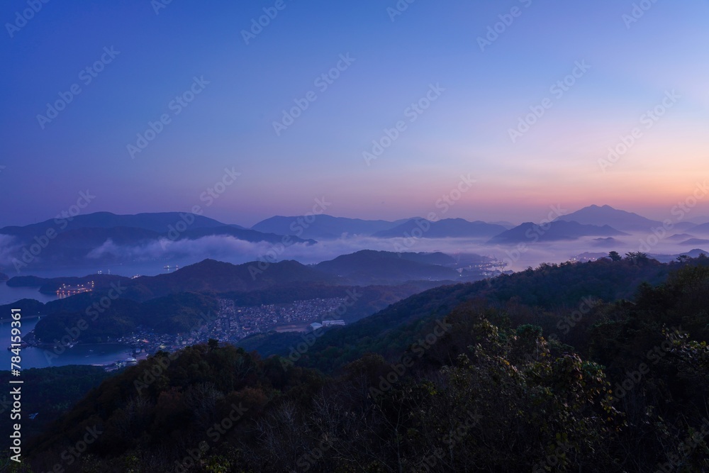 五老ヶ岳公園から見る夜明け前の雲海に包まれた舞鶴湾の情景