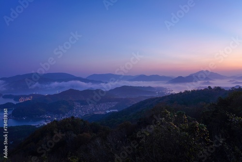五老ヶ岳公園から見る夜明け前の雲海に包まれた舞鶴湾の情景