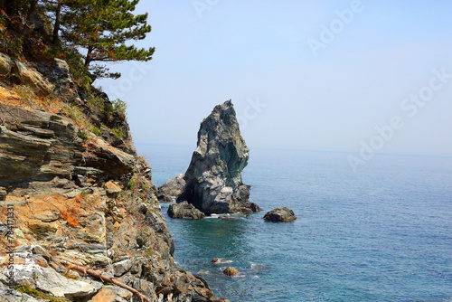 The Kamitate-gami-iwa is a rocky outcrop located in Nushima, Minamiawaji City, Hyogo Prefecture. It stands approximately 30 meters tall and is renowned as one of the Awaji Eight Views and Awaji Hundre photo