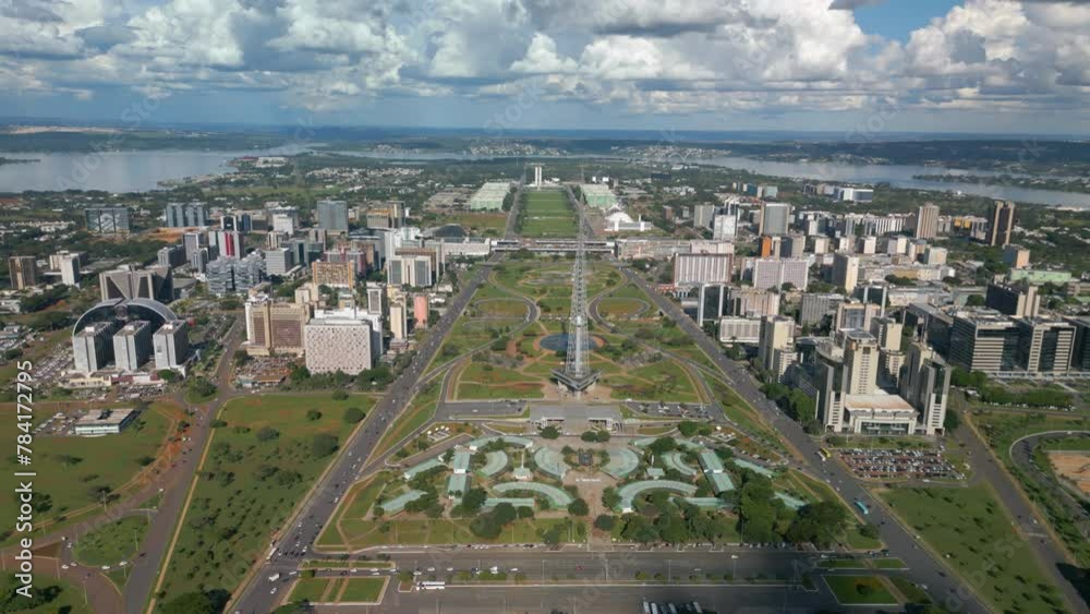 Imagem aérea da Esplanada dos Ministérios e Torre de TV na região central de Brasília