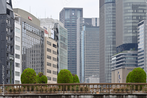 栴檀木橋と高層ビル photo