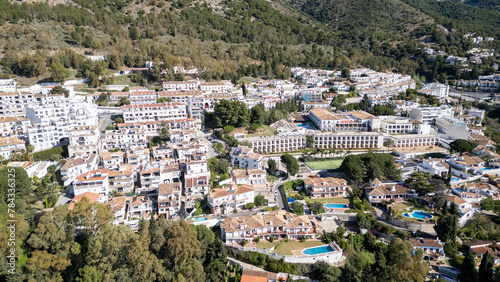 Cuadro en lienzo vista aérea del bonito pueblo mediterráneo de Mijas en la costa del sol de Málag