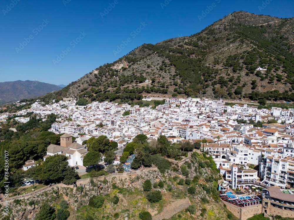 vista aérea del bonito pueblo mediterráneo de Mijas en la costa del sol de Málaga, Andalucía	