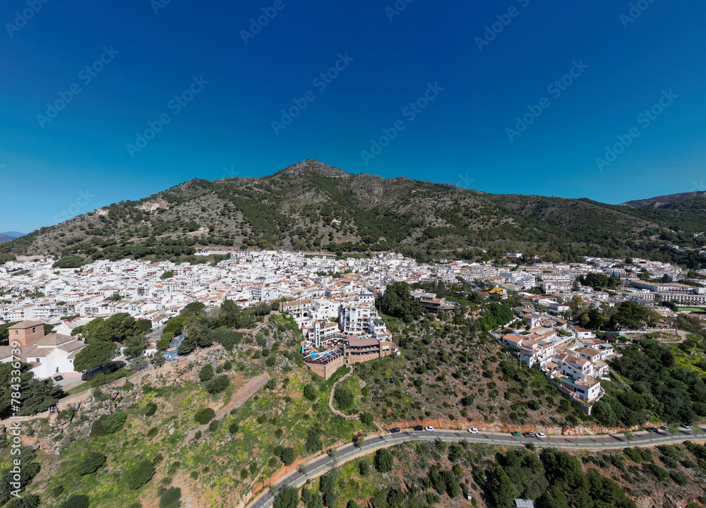 vista aérea del bonito pueblo mediterráneo de Mijas en la costa del sol de Málaga, Andalucía