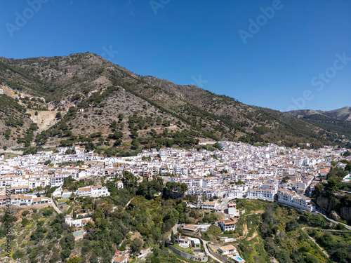 vista aérea del bonito pueblo mediterráneo de Mijas en la costa del sol de Málaga, Andalucía	