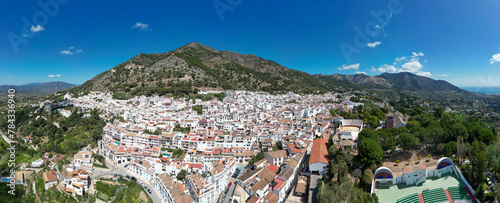 Quadro su tela vista aérea del bonito pueblo mediterráneo de Mijas en la costa del sol de Málag