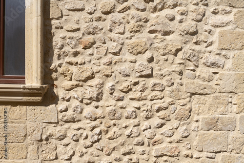 Muro con pietre in rilievo e vecchio infisso - Dettaglio photo