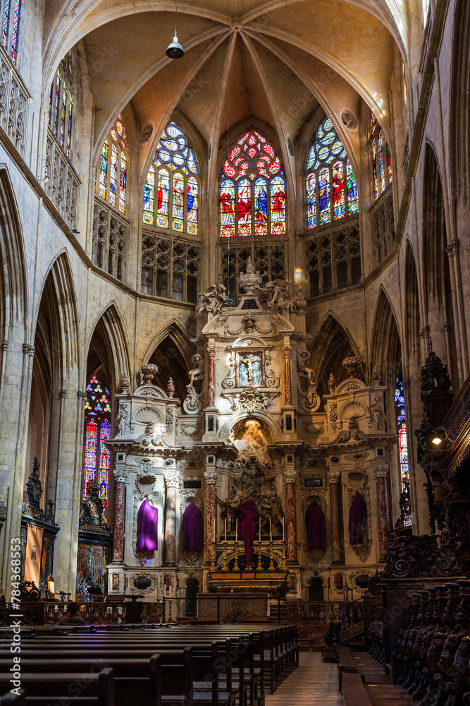 Vue d’ensemble de la nef et du chœur de la de la Cathédrale Saint-Étienne à Toulouse