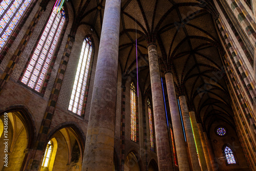 Vitraux et voûtes à l’intérieur de l'église des Jacobins de Toulouse