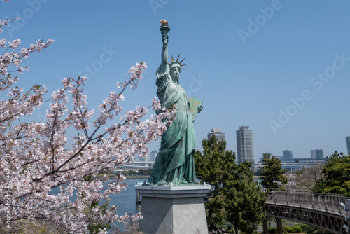 東京お台場の自由の女神像と桜 photo