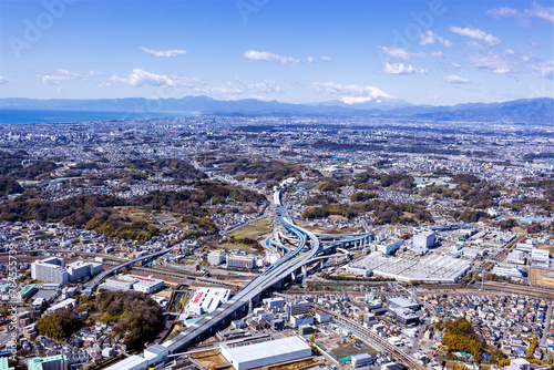 郊外の工場群と富士山・住友電工神奈川製作所・工場団地、2024年撮影・空撮