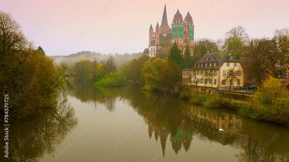 mächtiger Limburger Dom spiegelt sich im Morgenrot im Fluss Lahn mächtiger Limburger Dom spiegelt sich im Morgenrot im Fluss Lahn