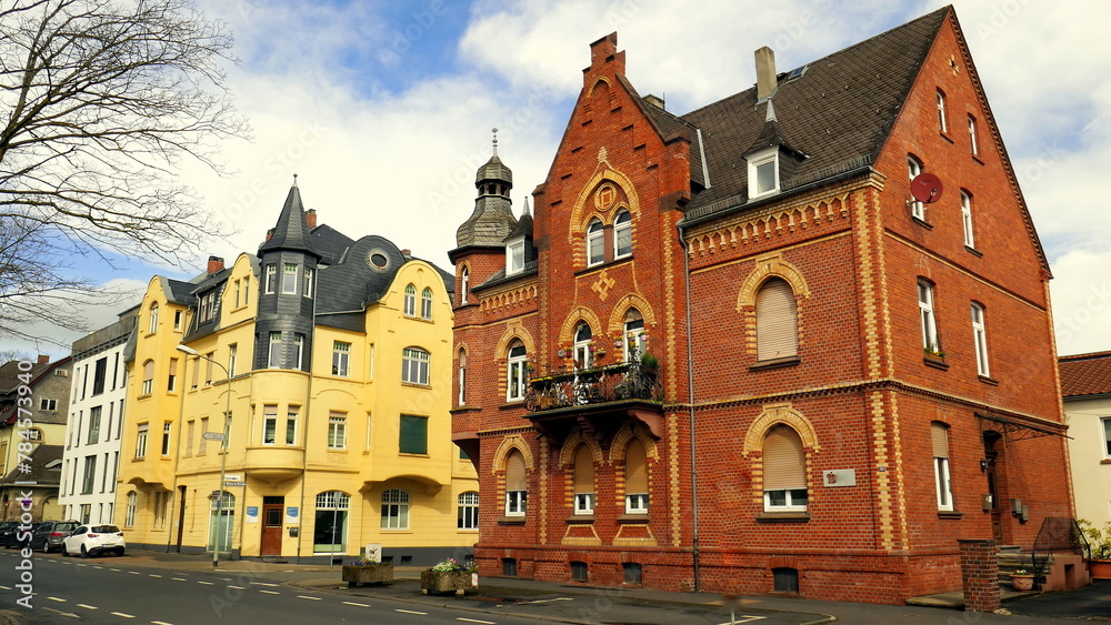 herrliches altes Backsteingebäude entlang der Straße in Limburg unter blauem Himmel mit weißen Wolken