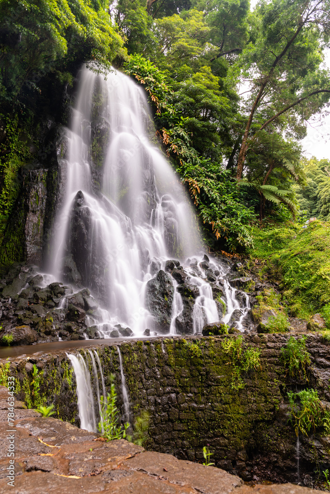 Obraz premium Waterfall in Parque Natural da Ribeira dos Caldeiroes in Sao Miguel Island, Azores