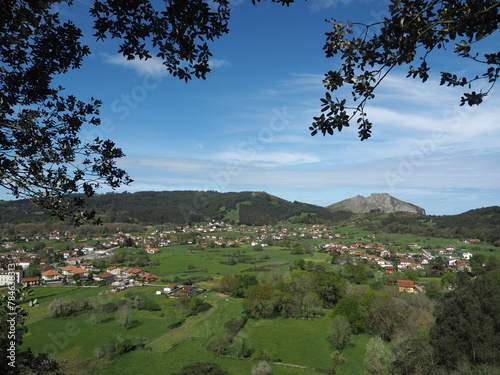 Campo y montañas photo