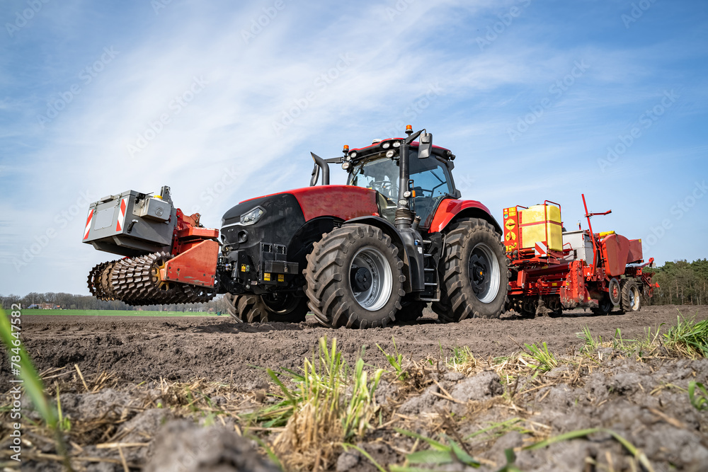 Anbau von Kartoffeln - Aussaat mit modernster Landtechnik. Anbau von Kartoffeln - Aussaat mit modernster Landtechnik.