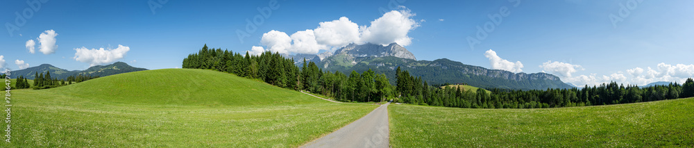 Alm- und Wiesenpanorama vor dem Wilden Kaiser Hochgebirge, Panoramaaufnahme.