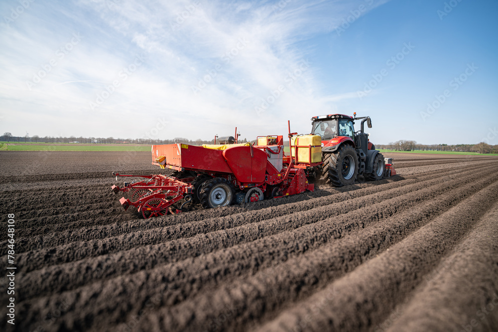 Fototapeta premium Anbau von Kartoffeln - Aussaat mit modernster Landtechnik.