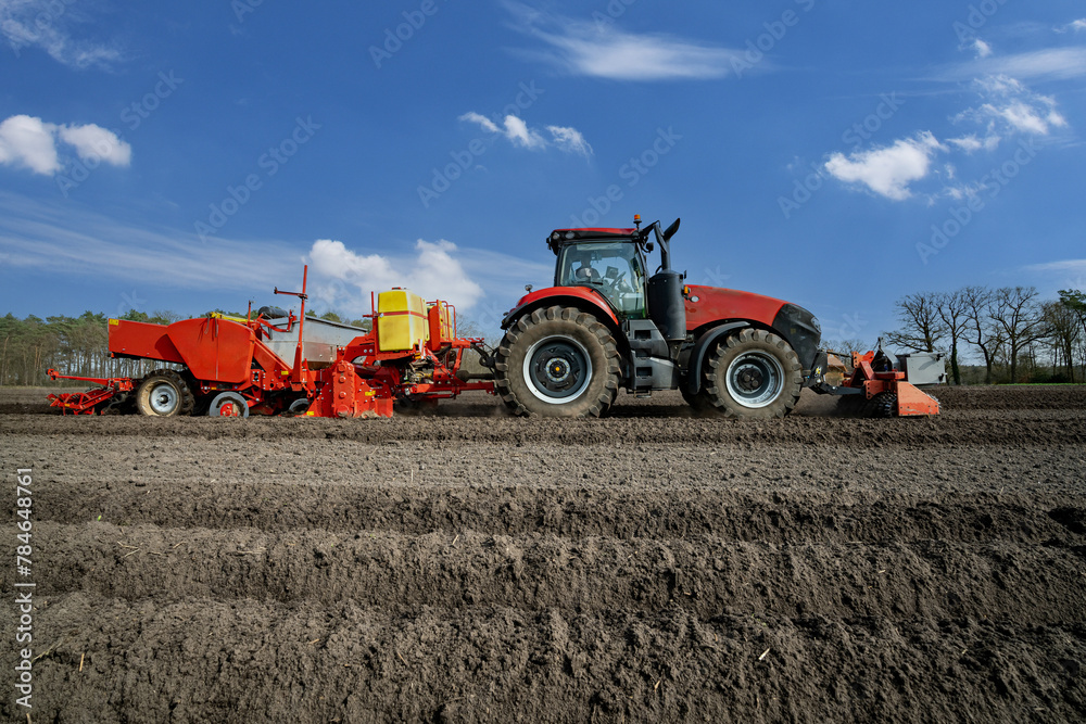 Anbau von Kartoffeln - Aussaat mit modernster Landtechnik, Seitenansicht.