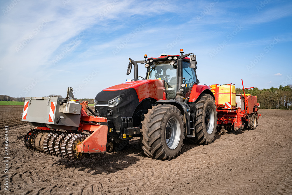 Anbau von Kartoffeln - Aussaat mit modernster Landtechnik. Anbau von Kartoffeln - Aussaat mit modernster Landtechnik.