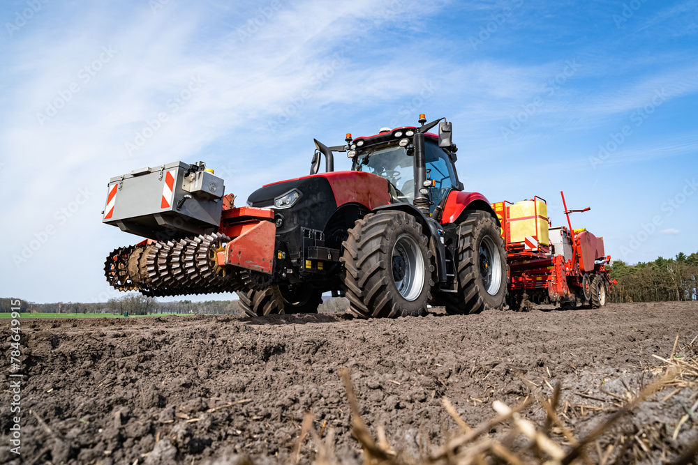 Anbau von Kartoffeln - Aussaat mit modernster Landtechnik. Anbau von Kartoffeln - Aussaat mit modernster Landtechnik.