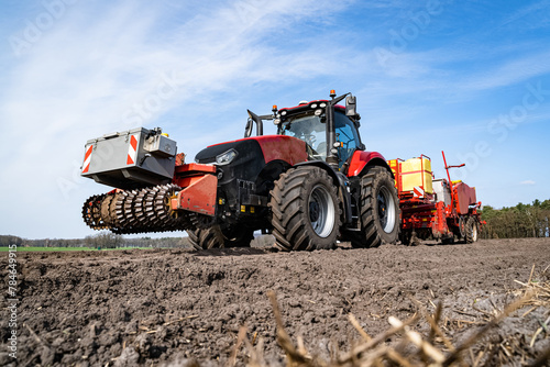 Anbau von Kartoffeln - Aussaat mit modernster Landtechnik.