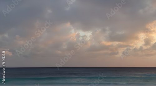 Sztuka Piękny wschód słońca nad tropikalną plażą