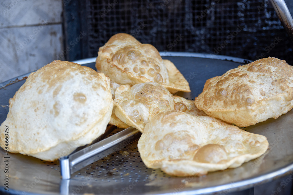 Φωτογραφία Freshly cooked halwa puri at a sweet shop in steel pot for sale