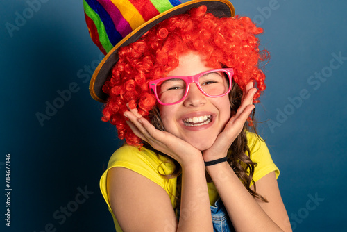 animadora infantil con gorro de colores peluca roja y gafas rosa con nariz de payaso