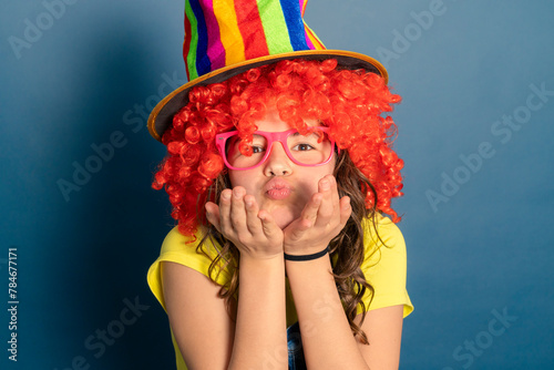 animadora infantil con gorro de colores peluca roja y gafas rosa con nariz de payaso