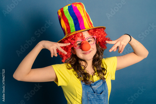 Bild auf Leinwand animadora infantil con gorro de colores peluca roja y gafas rosa con nariz de pa